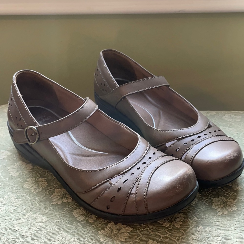 Dansko women’s Mathilda size 39. Taupe. EUC